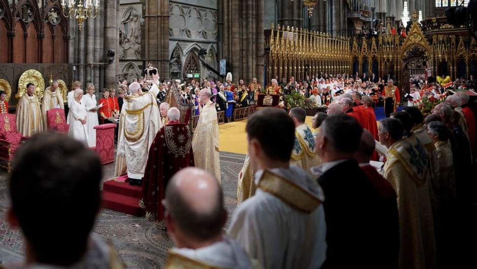 Justin Welby, arzobispo de Canterbury, coloca la corona de San Eduardo en la cabeza del rey. (Foto: Jonathan Brady/Pool/AFP/Getty Images)