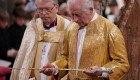 El rey sostiene una espada durante la ceremonia. (Foto: Victoria Jones/Pool/Reuters)