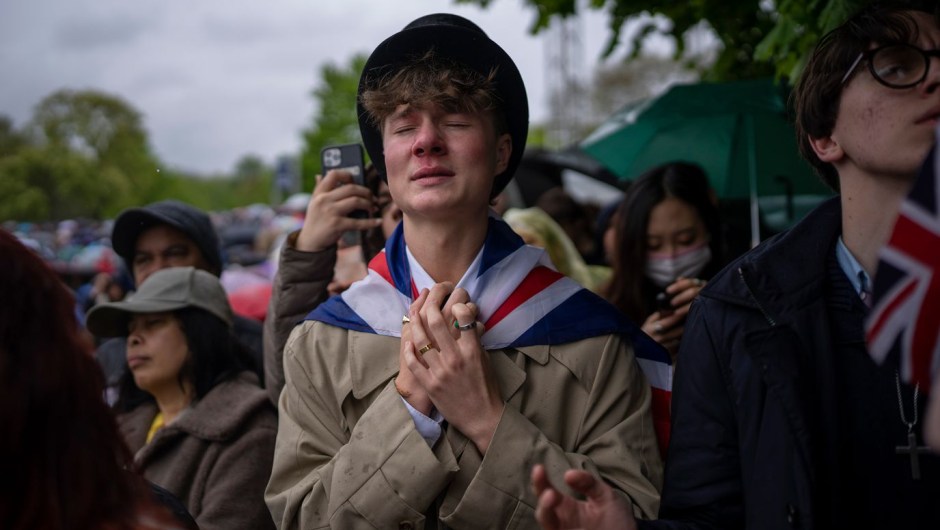Ben Weller, fan de la realeza, reacciona mientras ve la coronación en una pantalla en el Hyde Park de Londres. (Foto: Emilio Morenatti/AP)