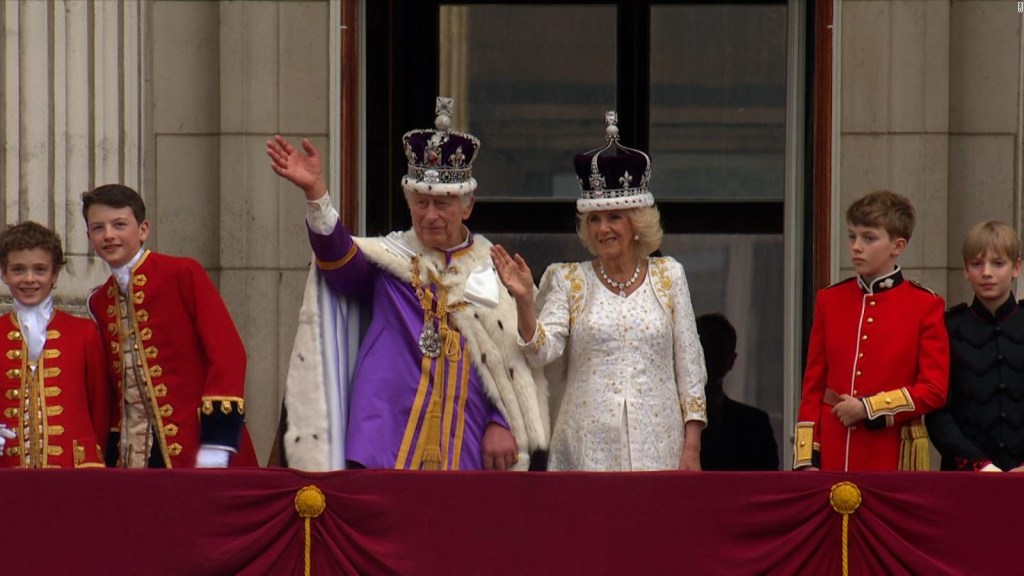 El rey Carlos III, la reina Camila y miembros de la familia real saludan desde el balcony