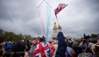 Los Red Arrows, el equipo de acrobacias aéreas de la Real Fuerza Aérea británica, sobrevuelan el Palacio de Buckingham ante la atenta mirada del público. (Foto: Andreea Alexandru/AP)