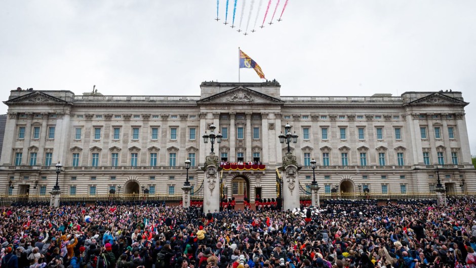 La multitud frente al Palacio de Buckingham observa el vuelo de los Red Arrows mientras los miembros de la realeza permanecen en el balcón. (Foto: Toby Hancock/CNN)