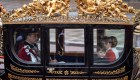El hijo del rey, el príncipe William, heredero al trono, regresa al Palacio de Buckingham con Catherine y sus tres hijos, Luis, Jorge y Carlota. (Foto: Toby Hancock/CNN)
