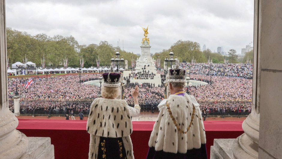 Los reyes saludan a la gente desde el balcón del Palacio de Buckingham. (Foto: Chris Jackson/Pool/AP)