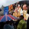 La gente en Piccadilly Circus de Londres pasa junto a una pantalla gigante que muestra una imagen del rey durante la ceremonia de coronación. (Foto: Sarah Tilotta/CNN)