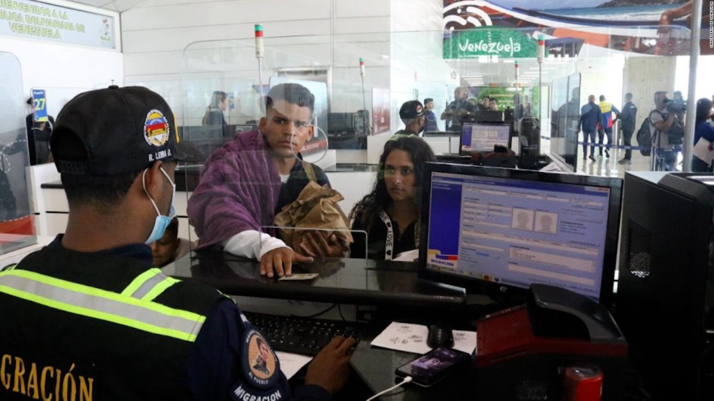 5 cosas: 115 personas llegan a Venezuela varadas en frontera Chile-Perú