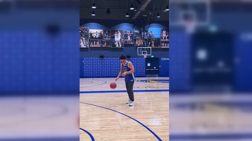 Ricardo Arjona shows off his basketball skills