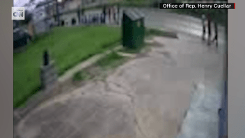 Video capta el atropello a personas en una parada de autobús en Texas
