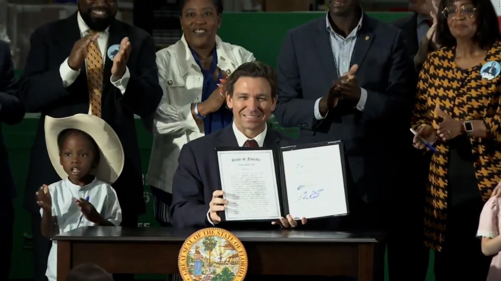 Ron DeSantis firma ley de inmigración más dura en Florida