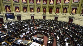 Tensa sesión en el Congreso argentino durante informe del jefe de Gabinete