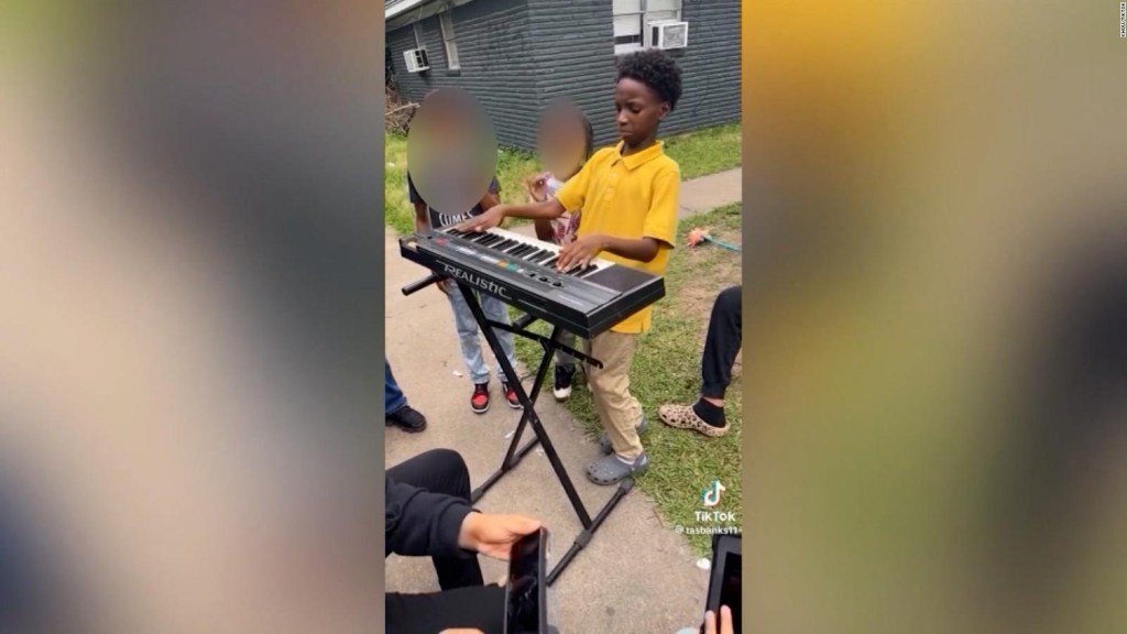 Mira al alumno de quinto grado que se volvió viral con su interpretación de piano