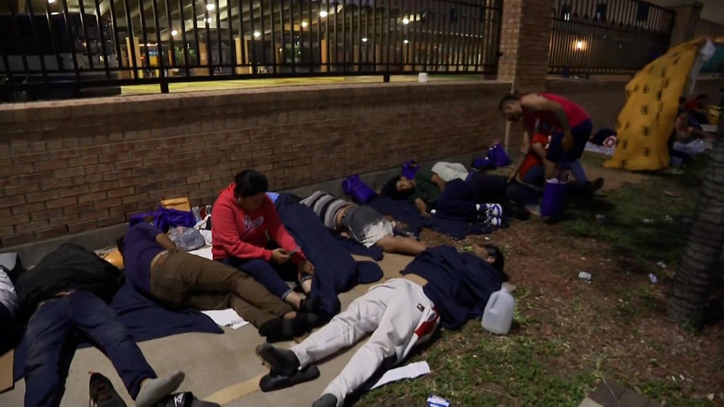 This is how immigrants spend the night at the Texas border