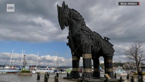 Réplica del caballo de Troya conquista a turistas en Turquía