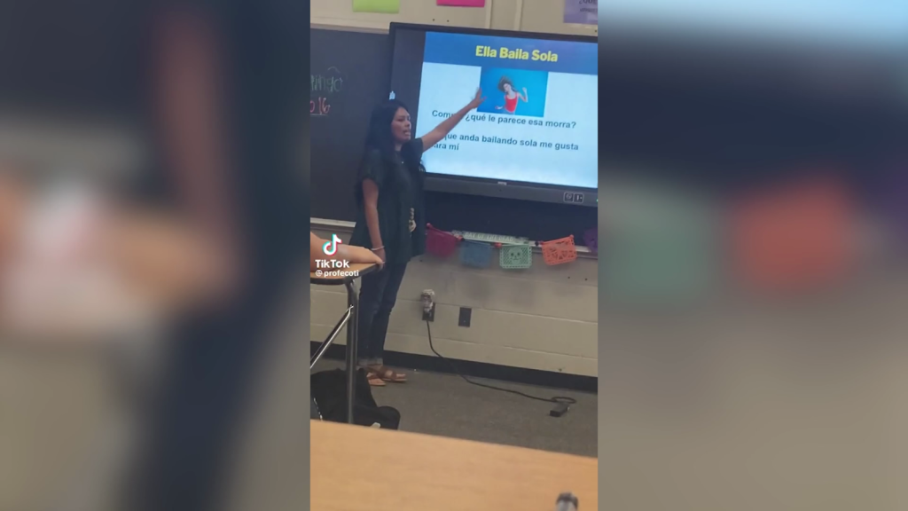 Una maestra enseña español al ritmo de Peso Pluma