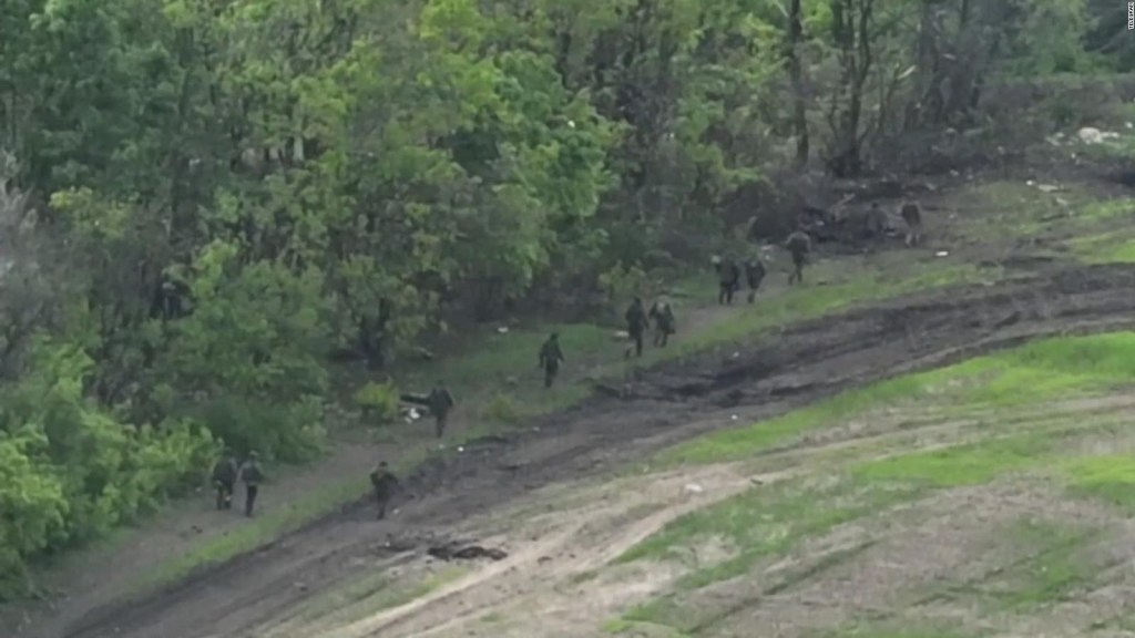 El video muestra a un soldado ruso huyendo de un ataque en Bakhmut