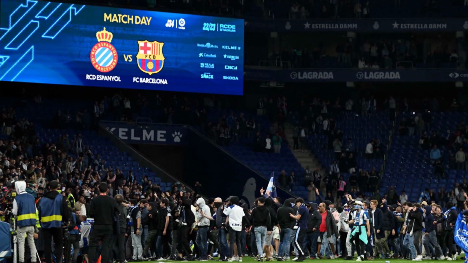 Celebraciones del Barcelona son empañadas por invasión de campo de
aficionados del Espanyol