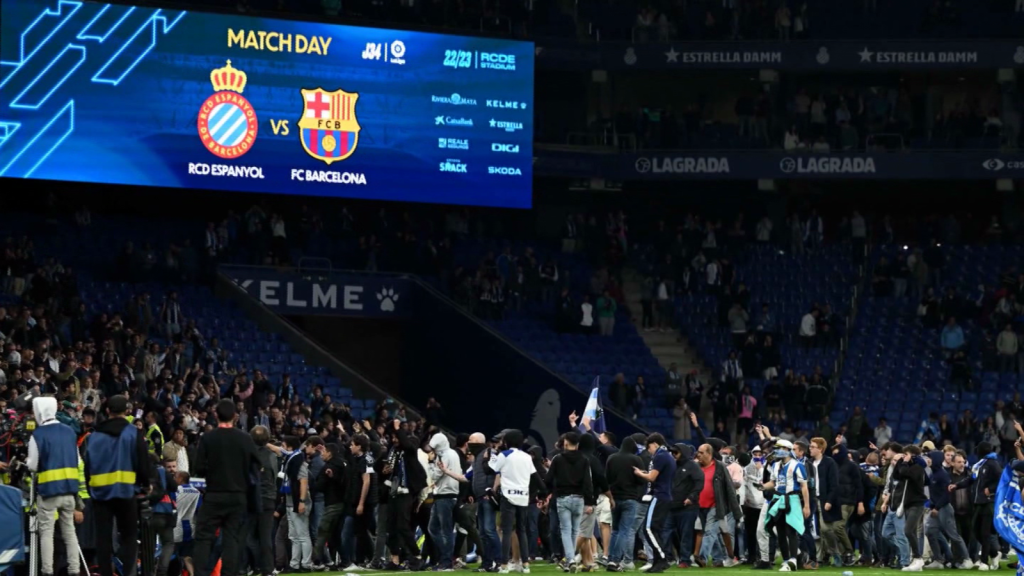 La afición del Espanyol invade el césped durante la fiesta del Barça