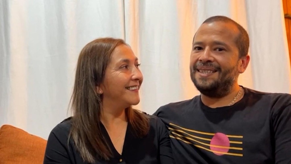 Fueron separados al nacer y reencontrados 42 años después en Chile