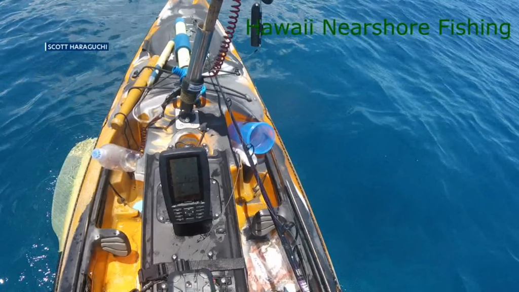 Kayakista en Hawái recibe una aterradora sorpresa mientras pesca