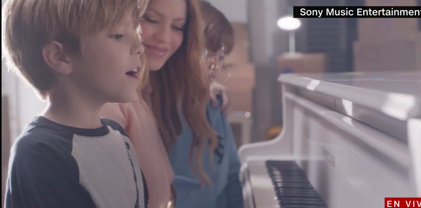 Shakira canta junto a sus hijos en su nuevo video musical 