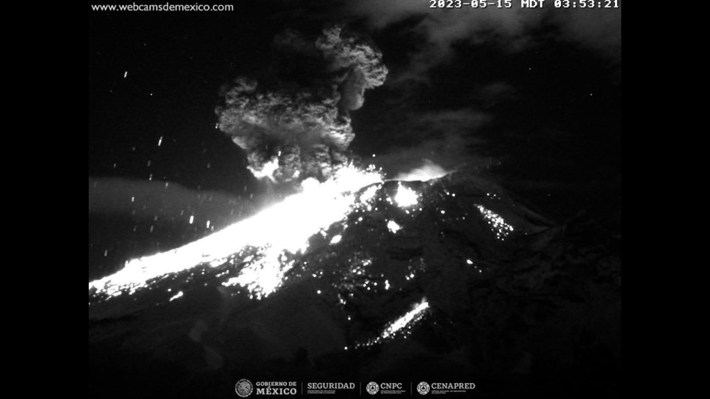Video muestra pequeñas explosiones del volcán Popocatépetl en México