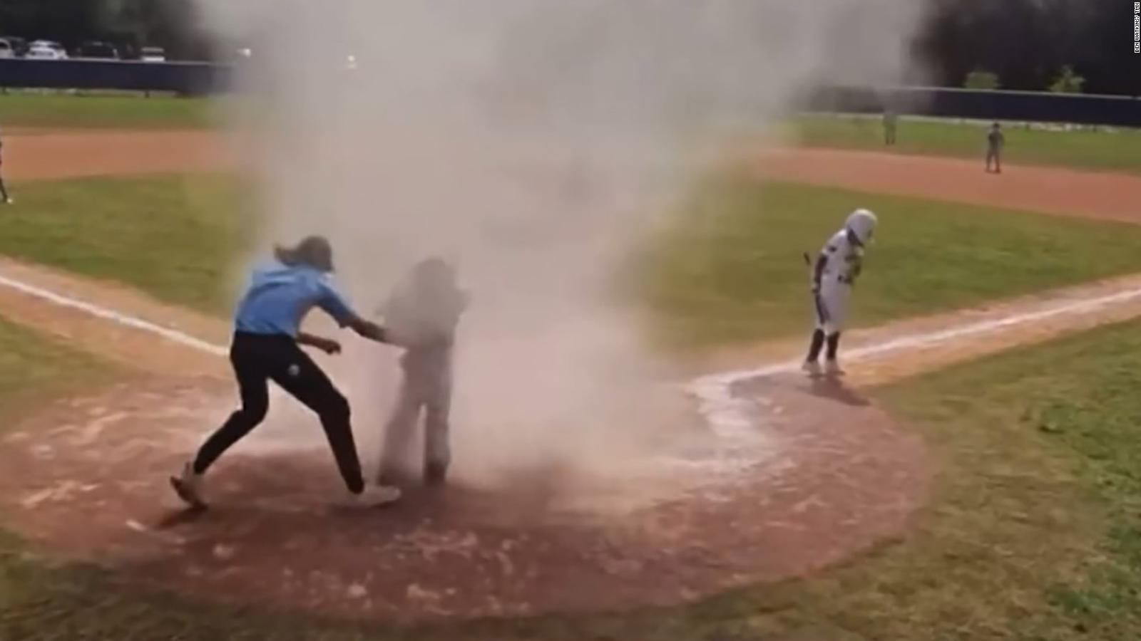 Un remolino de polvo o "diablo de arena" envuelve a un niño en un
partido de béisbol. Mira el momento