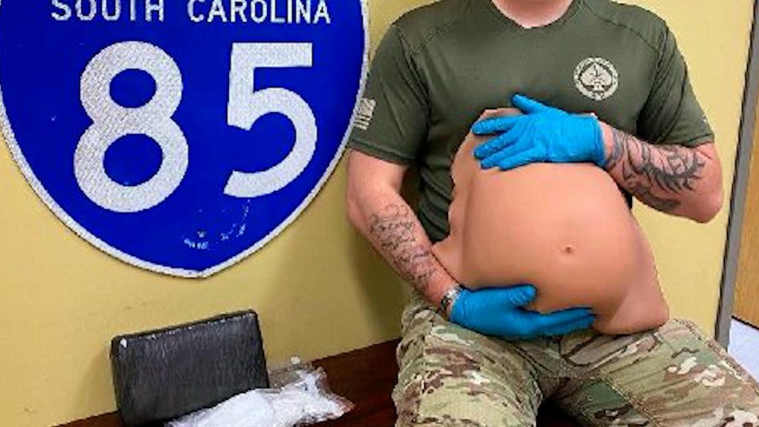 Una mujer decía estar embarazada, la policía halló otra cosa