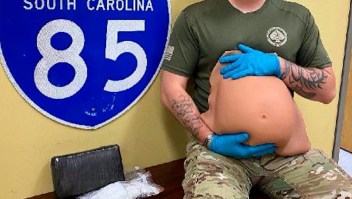 Una mujer decía estar embarazada, la policía halló otra cosa