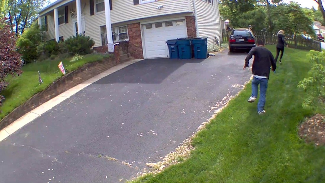 Mira cómo un hombre ataca con un bate a su vecina, minutos antes de entrar a la oficina de un legislador