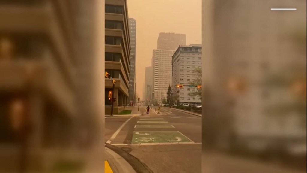 Incendio forestal en Alberta: la ciudad se encuentra cubierta de humo