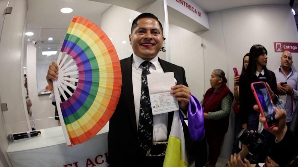 Jesús Ociel Baena es la primera persona en recibir un pasaporte no binario en México