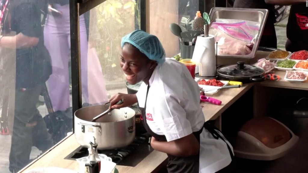 Un chef nigeriano ha cocinado durante 100 horas sin descanso para lograr el récord