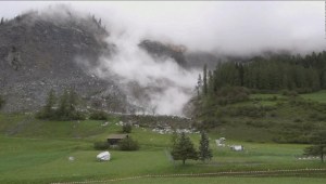 Desprendimiento de rocas de una montaña pone en riesgo a comunidad suiza