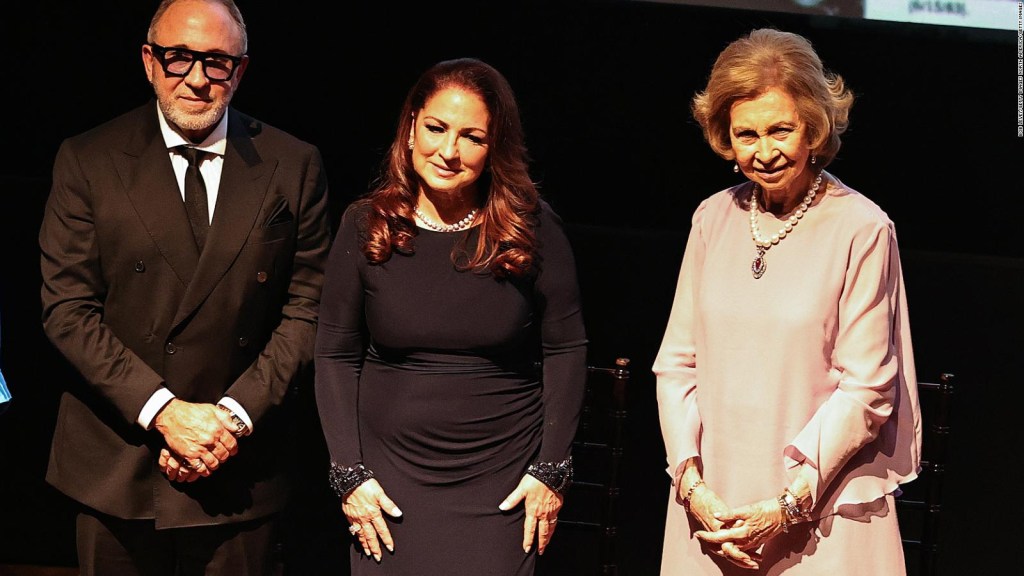 Gloria and Emilio Estefan receive an award from Queen Sofia of Spain