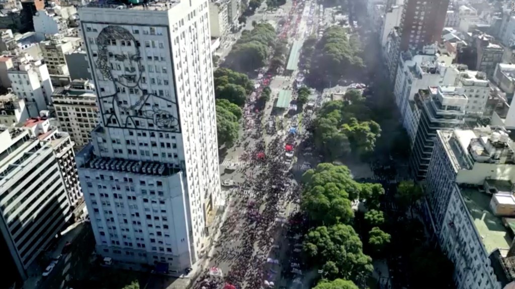 Movimientos piqueteros reclaman frente a la casa de gobierno argentina