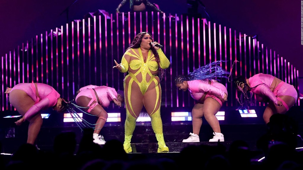 Lizzo is moved to tears at a concert: "They deserve to be protected"