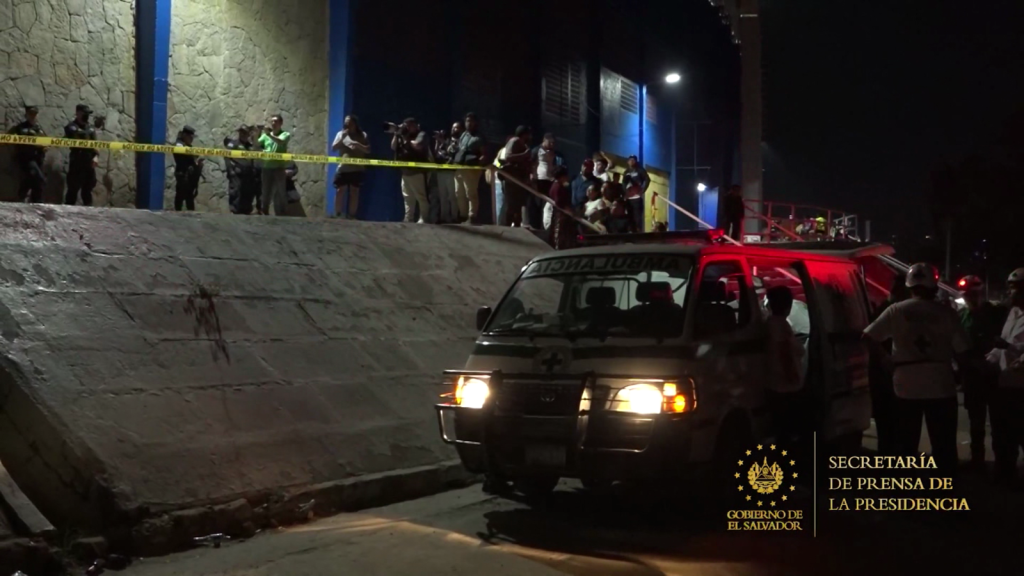 Los familiares de las víctimas de la estampida en el estadio de El Salvador claman justicia