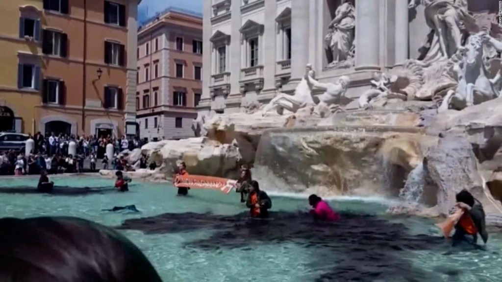 Mira como activistas climáticos ennegrecieron el agua de la Fontana di Trevi