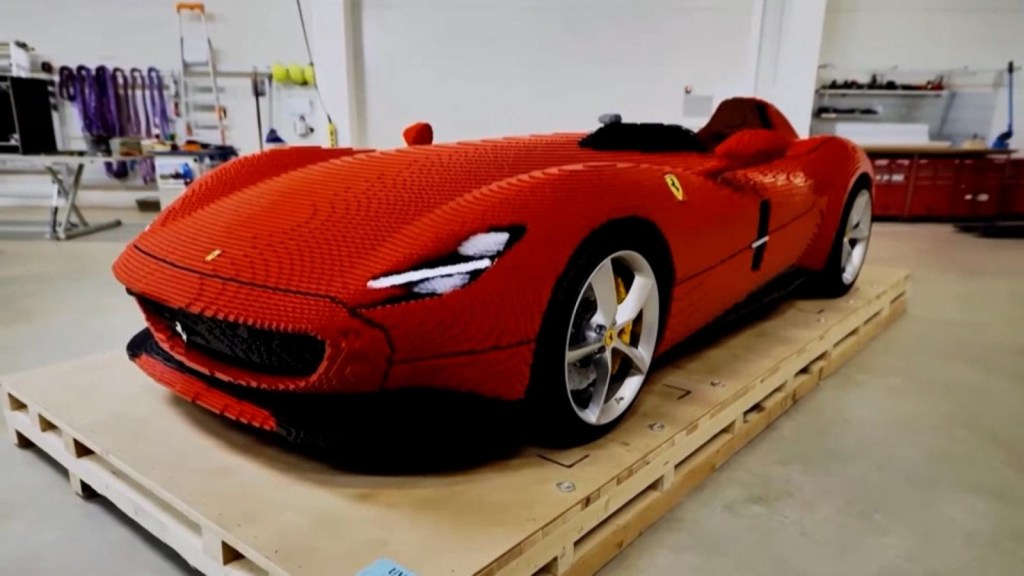 Showing off a Ferrari de tamaño real hecho con Lego