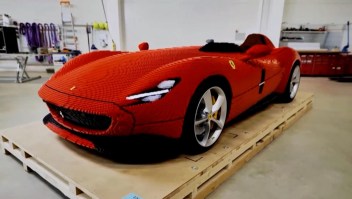 Exhiben un Ferrari de tamaño real hecho con Lego