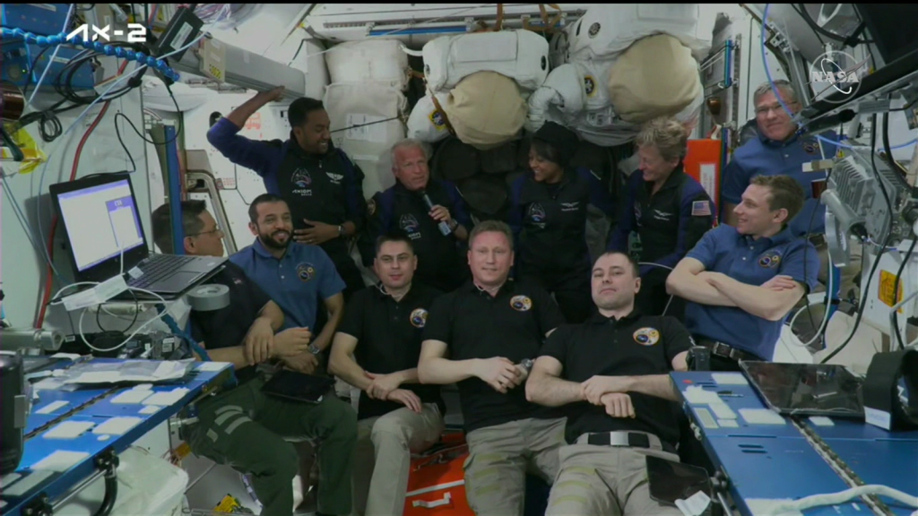 Space X lleva a cuatro personas al espacio;  tres pagaron su boleto