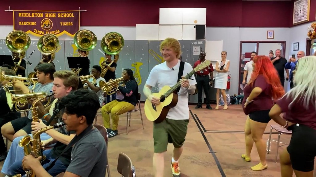 Los estudiantes reaccionan cuando ven a Ed Sheeran en la práctica musical