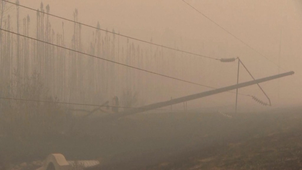 Densa nube de cubo de humo Canadá por incendios forestales