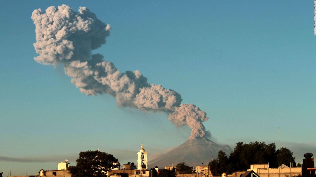 No me den miedo porque aprendemos a convivir con Popocatepetl, una mujer que vive cerca del volcán