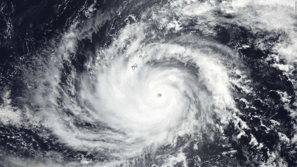 El super tifón Mawar trae la isla de Guam al Pacífico