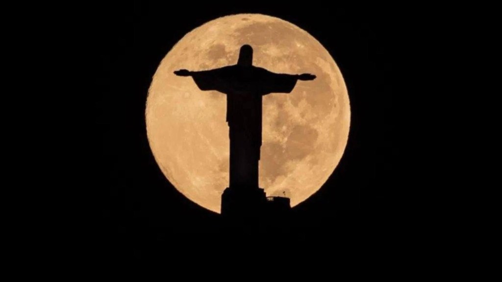 Christ the Redeemer is turned off to condemn racist acts against Vinícius Jr.