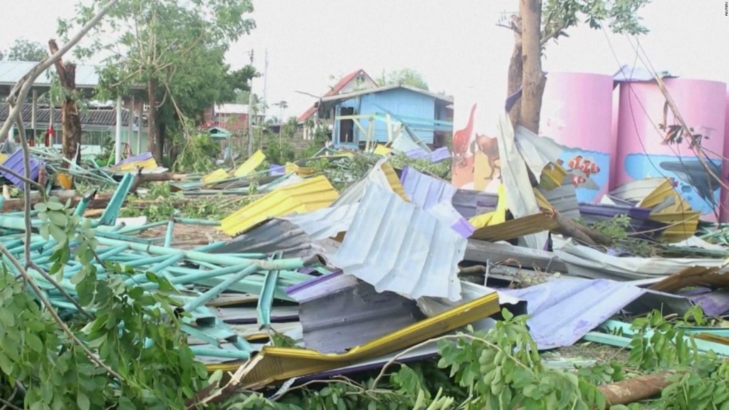Hay 7 muertos por el colapso del techo de un gimnasio escolar en Tailandia