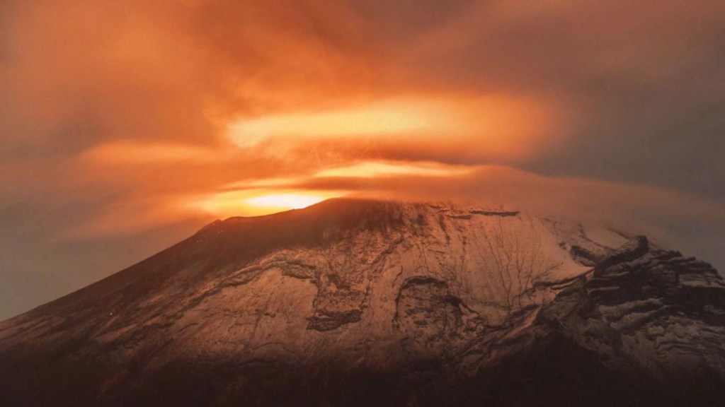Cancelan y retrasan vuelos en México por el volcán Popocatépetl