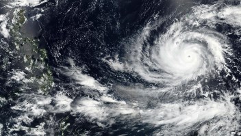 El hogar de miles de militares estadounidenses se enfrenta al tifón Mawar