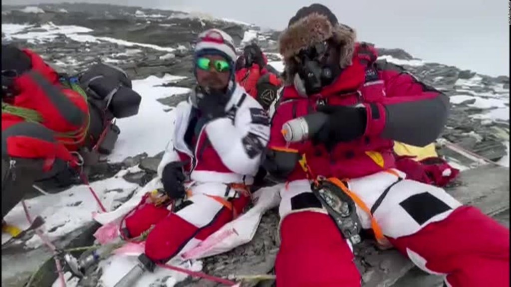 Dos amputados escalan el Monte Everest